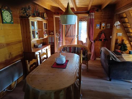 a dining room with a table in a cabin at L'ARGOUSIER Chalet 6 à 8 personnes Enchastrayes Barcelonnette in Enchastrayes