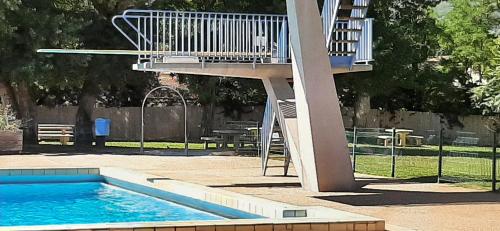 un escalier menant à une piscine avec un toboggan dans l'établissement T.Belle Vue Panoramique au coeur du Luberon 40m2 + pergola . jardin. P, à Apt