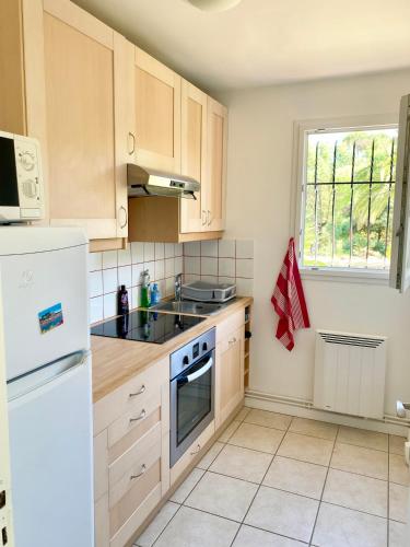 Chez Madou, T1 en bas de villa et rez de jardin à 900m de la mer et des commerces