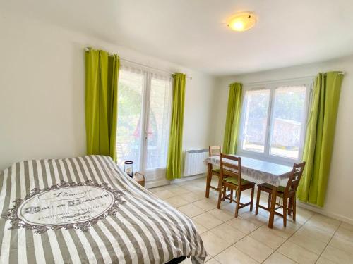 Katil atau katil-katil dalam bilik di Chez Madou, T1 en bas de villa et rez de jardin à 900m de la mer et des commerces