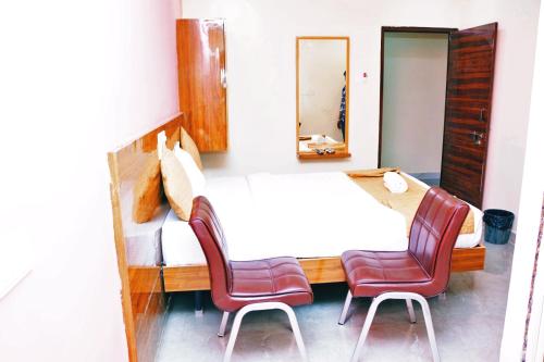 Posezení v ubytování Udupi Deluxe Lodge Gulbarga