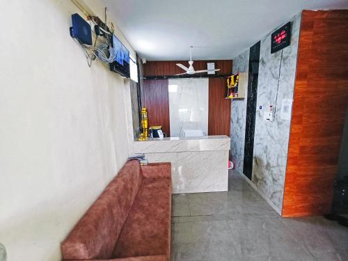 TV a/nebo společenská místnost v ubytování Udupi Deluxe Lodge Gulbarga