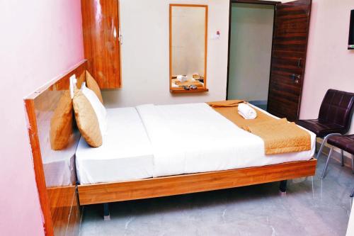 Postel nebo postele na pokoji v ubytování Udupi Deluxe Lodge Gulbarga