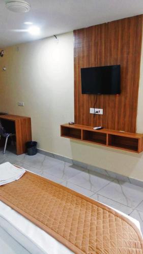 TV a/nebo společenská místnost v ubytování Udupi Deluxe Lodge Gulbarga