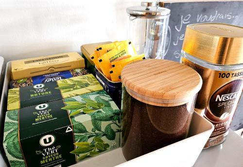 un tiroir rempli de nourriture et un récipient de café dans l'établissement Cozy Chamonix Ski Studio with Mountain Views, à Chamonix-Mont-Blanc