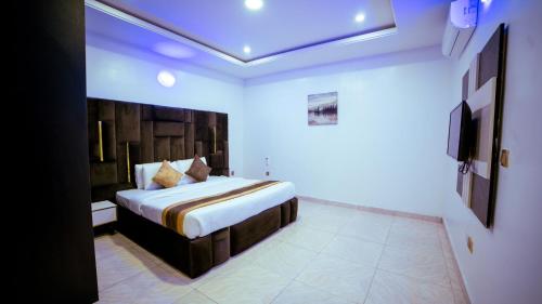 a bedroom with a bed in a room at 1Bed - Balcony - Pool - Gym - Spa in Lekki