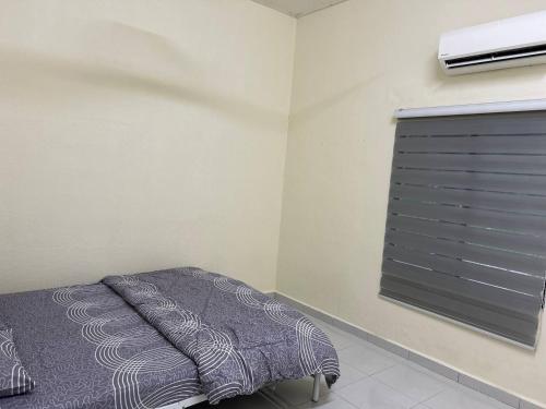 Ένα ή περισσότερα κρεβάτια σε δωμάτιο στο Etosh Homestay