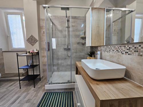 Ένα μπάνιο στο Frascati Fountain 4 bdr deluxe apt 30 min to Rome
