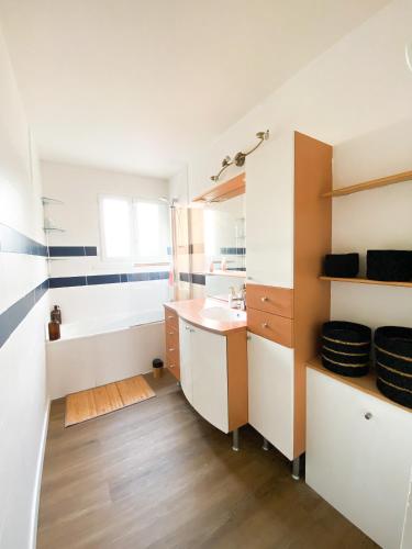 une salle de bain avec un lavabo et une baignoire dans l'établissement Chambre privée dans logement partagé, à Toulouse