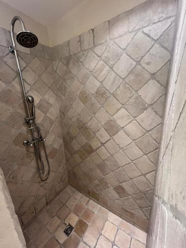 La salle de bains est pourvue d'une douche et de carrelage. dans l'établissement The Garden View, au Thor