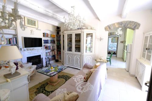 a living room with a couch and a fireplace at La casa di sotto by PortofinoVacanze in Camogli