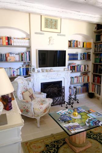 a living room with a fireplace and a tv at La casa di sotto by PortofinoVacanze in Camogli