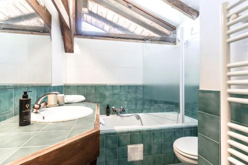 une salle de bain avec un lavabo, une baignoire et des toilettes dans l'établissement La Poya haut - Calme - Vues magnifiques, aux Houches