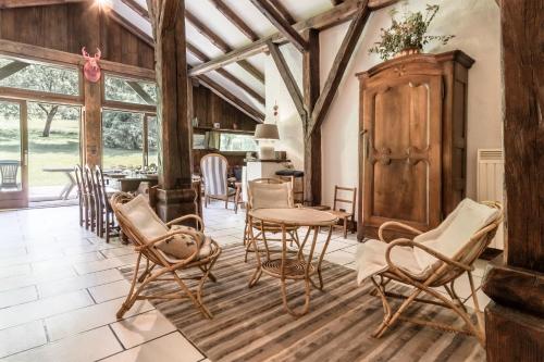 une salle à manger avec une table et des chaises dans une pièce dans l'établissement La Poya haut - Calme - Vues magnifiques, aux Houches