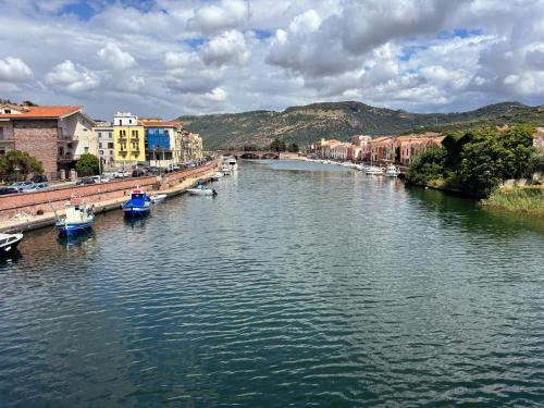 ein Fluss mit Booten darauf in einer Stadt in der Unterkunft Antica Dimora - Appartamento 2 in Bosa