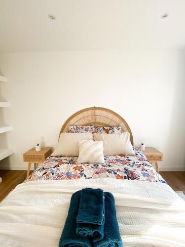 un lit avec deux serviettes dessus dans l'établissement Chambre privée dans logement partagé, à Toulouse