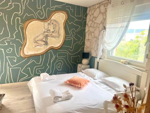 Postel nebo postele na pokoji v ubytování By The Sea