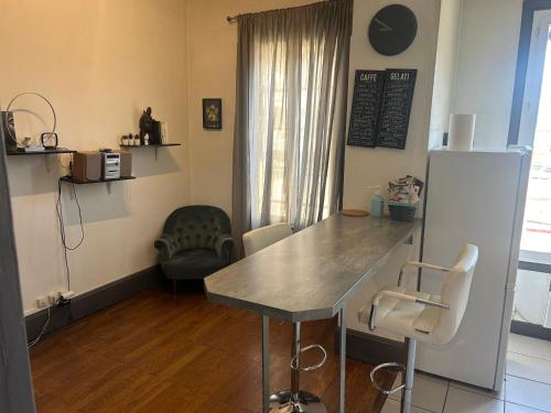 une cuisine avec une table et des chaises dans une pièce dans l'établissement Spacieux cosy - 1 chambre Appartement - LYON Perrache Confluence 50 M2, à Lyon