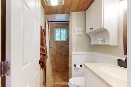 ein Badezimmer mit Toilette und Dusche in der Unterkunft Little Lake Cottage in Lake Lure