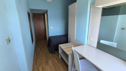 a small room with a table and a chair at Hotel La Perla Del Capo in Ospedaletti