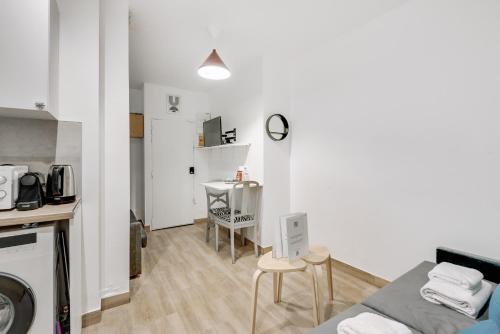 Ce petit appartement comprend une cuisine et une table. dans l'établissement Studio 2pers#République#Paris 3, à Paris