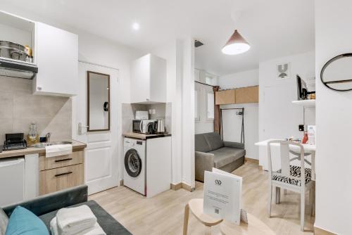 un salon avec un canapé et une cuisine dans l'établissement Studio 2pers#République#Paris 3, à Paris