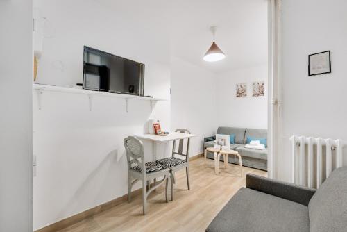 un salon avec un canapé et une table dans l'établissement Studio 2pers#République#Paris 3, à Paris