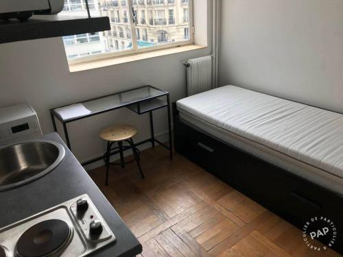 Cette petite chambre comprend un lit et un lavabo. dans l'établissement Pret à usage & Commodat 10 Finlay 1st floor - 30 nuitées minimum - Salarié mobilité ou étudiant stagiaire, à Paris