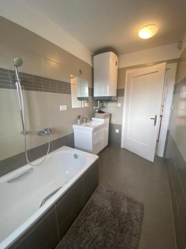 a bathroom with a bath tub and a sink at Apartmán v centru Krumlova in Český Krumlov