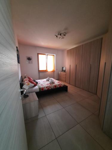 a bedroom with a bed and a window at La Rosa di Emma in Porlezza