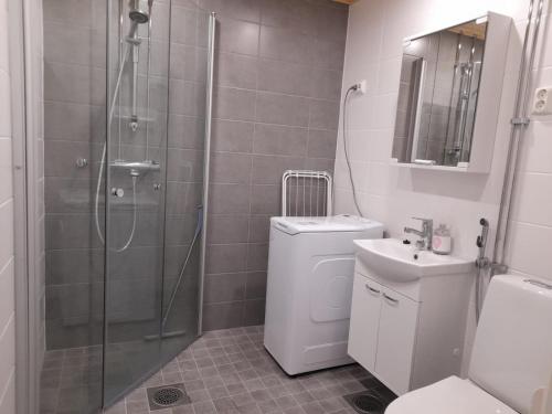 Forenom Serviced Apartments Oulu Lekatieにあるバスルーム