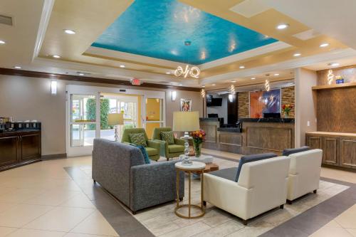 Posezení v ubytování Best Western Plus Wasco Inn & Suites