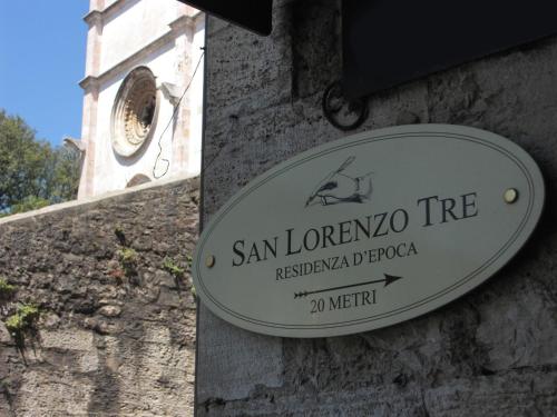 a sign for san lorenzo tree on the side of a building at Residenza D'Epoca San Lorenzo Tre in Todi