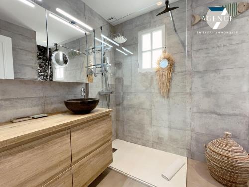 une salle de bain avec un lavabo et un miroir dans l'établissement La Romarine, à Grimaud