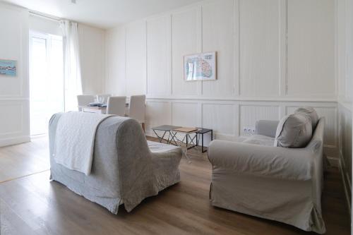 un salon avec un canapé et une chaise dans l'établissement Appartement à deux pas du port de pêche Les Sables - 4 personnes, à Les Sables-dʼOlonne