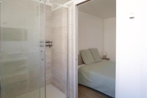 - une douche en verre dans une chambre avec un lit dans l'établissement Appartement à deux pas du port de pêche Les Sables - 4 personnes, à Les Sables-dʼOlonne