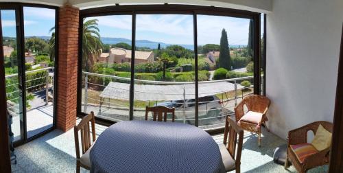 Modern cocoon with garden and beautiful sea view