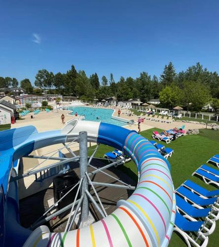 un grand toboggan aquatique dans un parc aquatique dans l'établissement Mobil-home avec WIFI 6 à 8 couchages Domaine 4 étoiles au cœur des Châteaux de la Loire, à Onzain