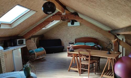 Il comprend une cuisine et un salon avec une table et une fenêtre. dans l'établissement Le sas des familles, à Limoges