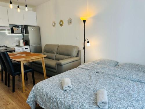 une chambre avec un lit et une table et une cuisine dans l'établissement 3 lits, 2 pièces proche de la rue Mouffetard, à Paris