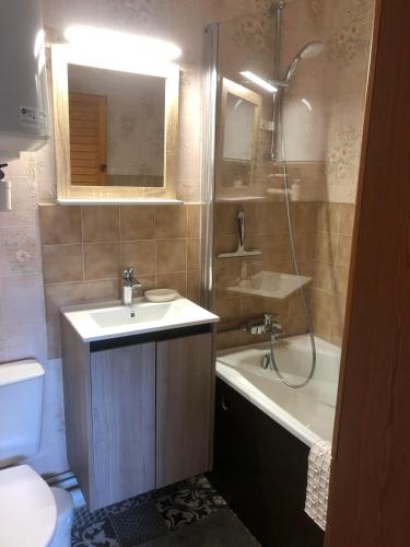 une salle de bain avec un lavabo, une douche et une baignoire dans l'établissement Super Deauville, à Villers-sur-Mer