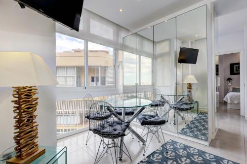 ein Esszimmer mit Glastisch und Stühlen in der Unterkunft Apartamentos con vistas y terraza en Marbella in Marbella