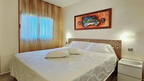 a white bed in a bedroom with a window at Perla del Paraiso in Playa Paraiso