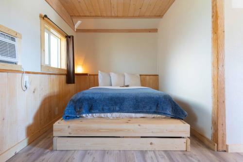 The Valley View Cabins and Event Centerにあるベッド