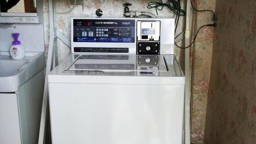 a microwave sitting on top of a counter in a kitchen at 富士山を眺められる宿 ゲストハウス花水木 in Nishikatsuracho
