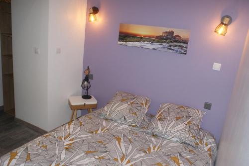 une chambre avec un lit et un tableau au mur dans l'établissement gites Obeaurepere, à Boulogne-sur-Mer