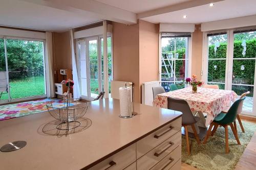 une cuisine avec une table et une salle à manger dans l'établissement Proche Disneyland Paris, magnifique villa, à Bussy-Saint-Georges