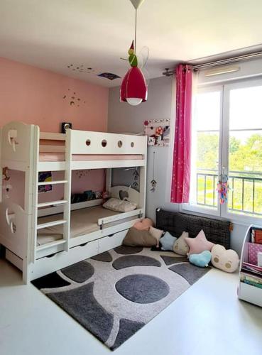- une chambre pour enfants avec des lits superposés et un tapis dans l'établissement Proche Disneyland Paris, magnifique villa, à Bussy-Saint-Georges