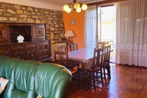 - un salon avec une table et un canapé vert dans l'établissement L'Oustal 3 chambres avec grand jardin parking gratuit, à Bram