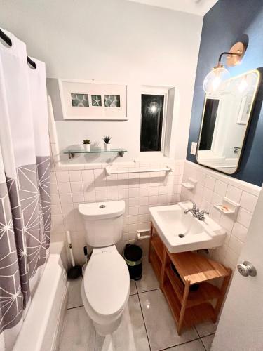 Ένα μπάνιο στο 4145 By The Sea Inn & Suites